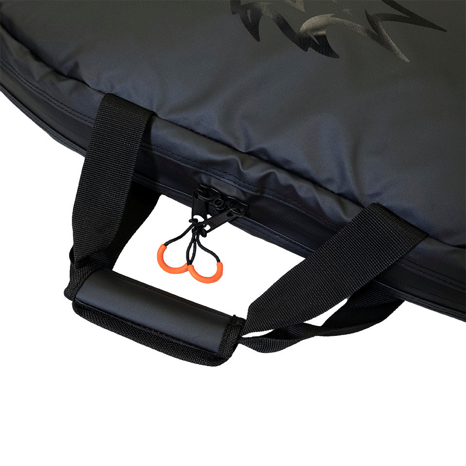 Housse de transport Maxtrax noire pour plaques à sable 4x4, accessoire de protection pour équipements tout-terrain.