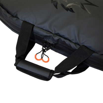 Housse de transport Maxtrax noire pour plaques à sable 4x4, accessoire de protection pour équipements tout-terrain.