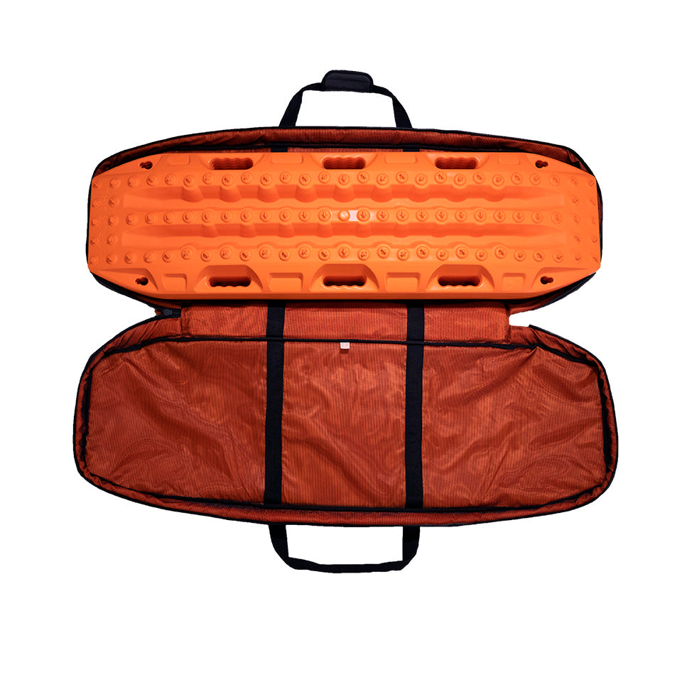 Housse de transport noire Maxtrax pour plaques à sable 4x4, accessoire robuste pour protéger et transporter facilement.
