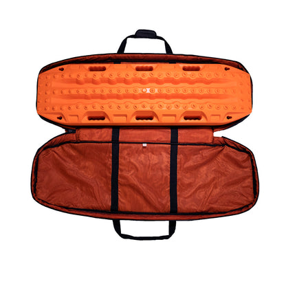 Housse de transport noire Maxtrax pour plaques à sable 4x4, accessoire robuste pour protéger et transporter facilement.
