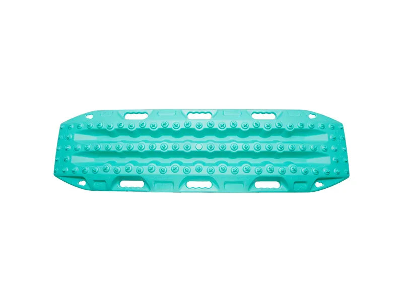 Paired Maxtrax MKII plaques à sable, 1,15 m x 0,34 m, utilisées pour stabiliser et niveler le terrain en extérieur.