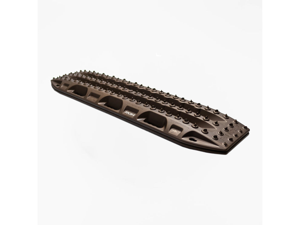 Paire de plaques à sable Maxtrax MKII, 1,15 m x 0,34 m, conçues pour stabiliser le sable lors de travaux ou d'activités extérieures.