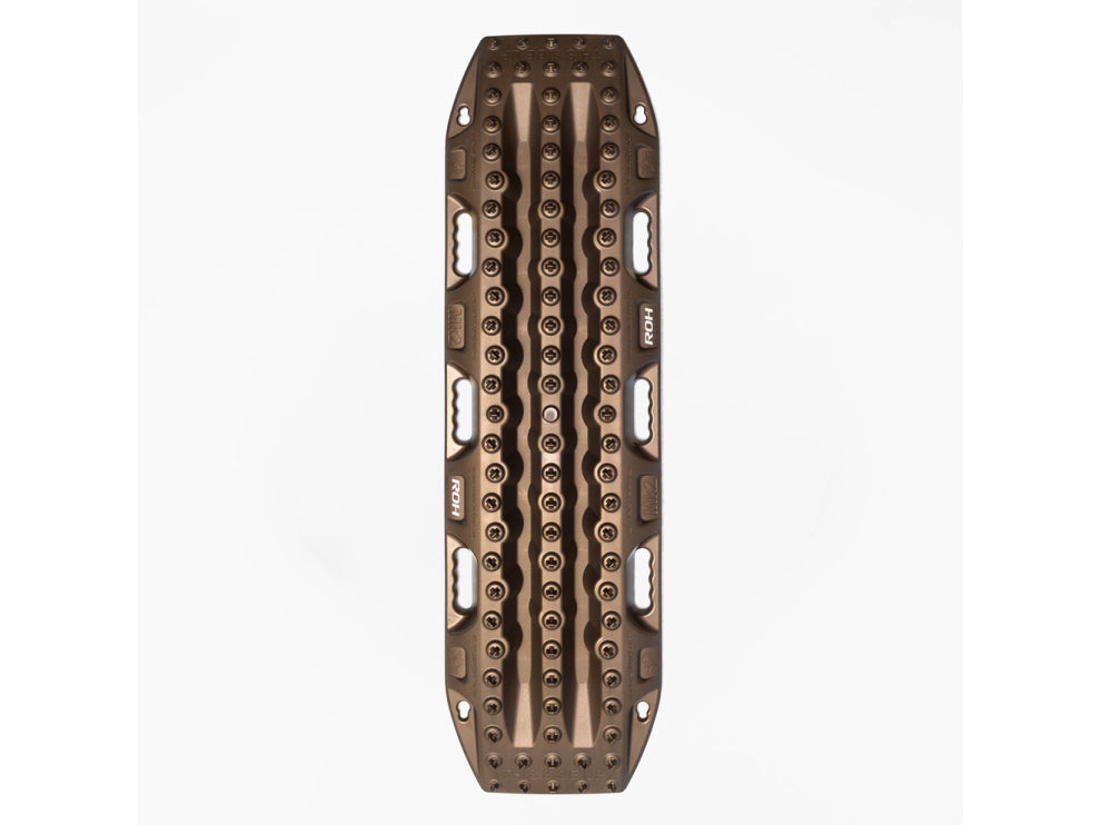 Paquet de deux plaques à sable Maxtrax MKII de 1,15 m x 0,34 m, utilisées pour stabiliser le sable lors de travaux ou d'activités extérieures.