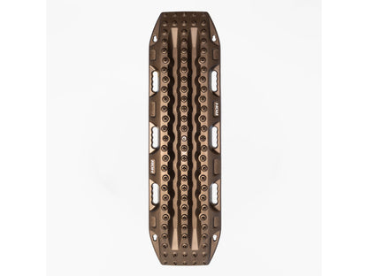 Paquet de deux plaques à sable Maxtrax MKII de 1,15 m x 0,34 m, utilisées pour stabiliser le sable lors de travaux ou d'activités extérieures.