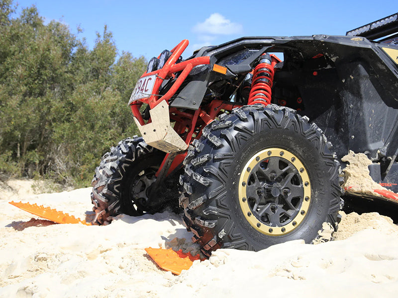 Plaques à sable Maxtrax Mini pour véhicules 4x4, kit léger et efficace pour le hors-route et l'extraction en terrain difficile.