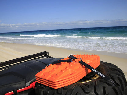 Plaques à sable Maxtrax Mini pour 4x4, kit léger et efficace pour l’OffRoad, utilisées pour stabiliser le véhicule dans le sable.