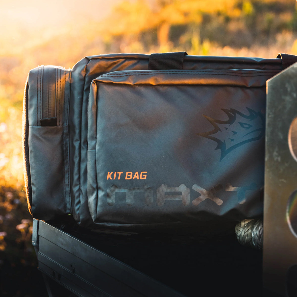 Sac de rangement Maxtrax Recovery Kit Bag pour transporter et protéger le matériel off-road, pratique et robuste.