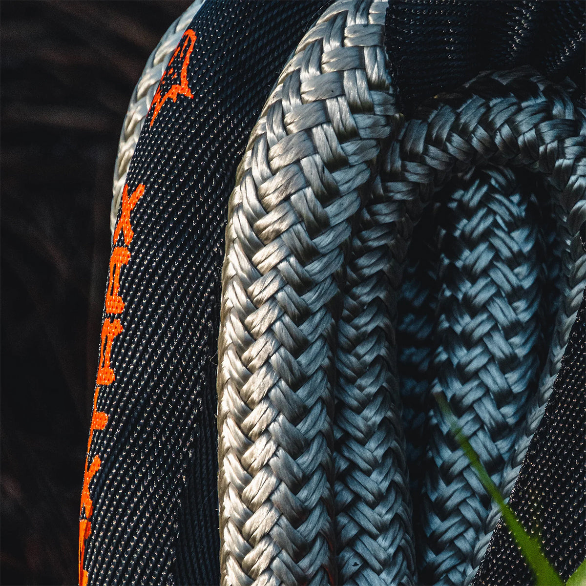 Sangle de traction extensible Maxtrax Kinetic Rope 12T pour récupération et traction tout-terrain, robuste et résistante.