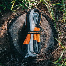 Sangle extensible Maxtrax Kinetic Rope 12T, sangle de traction robuste pour véhicules tout-terrain, en action.