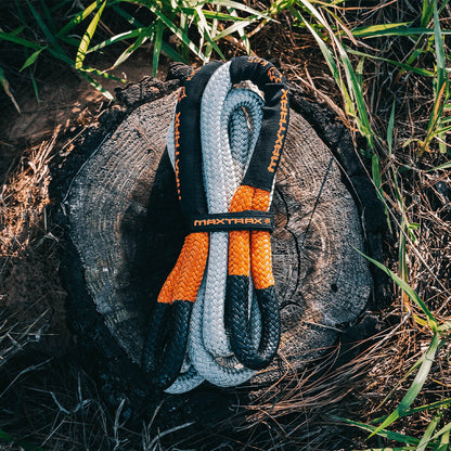 Sangle extensible Maxtrax Kinetic Rope 12T, sangle de traction robuste pour véhicules tout-terrain, en action.