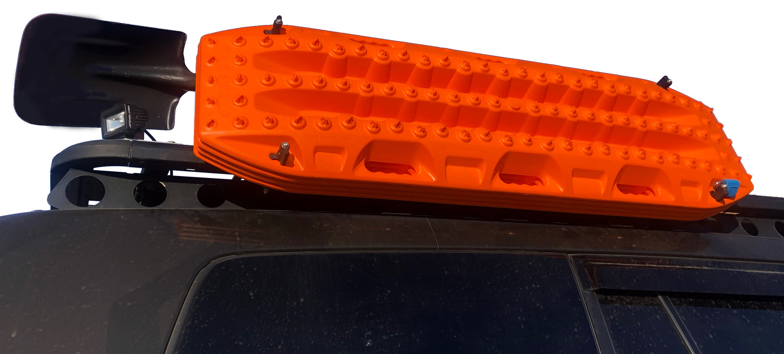Support Maxtrax incliné pour galerie de toit avec support pour pelle, accessoires robustes pour équipement tout-terrain.