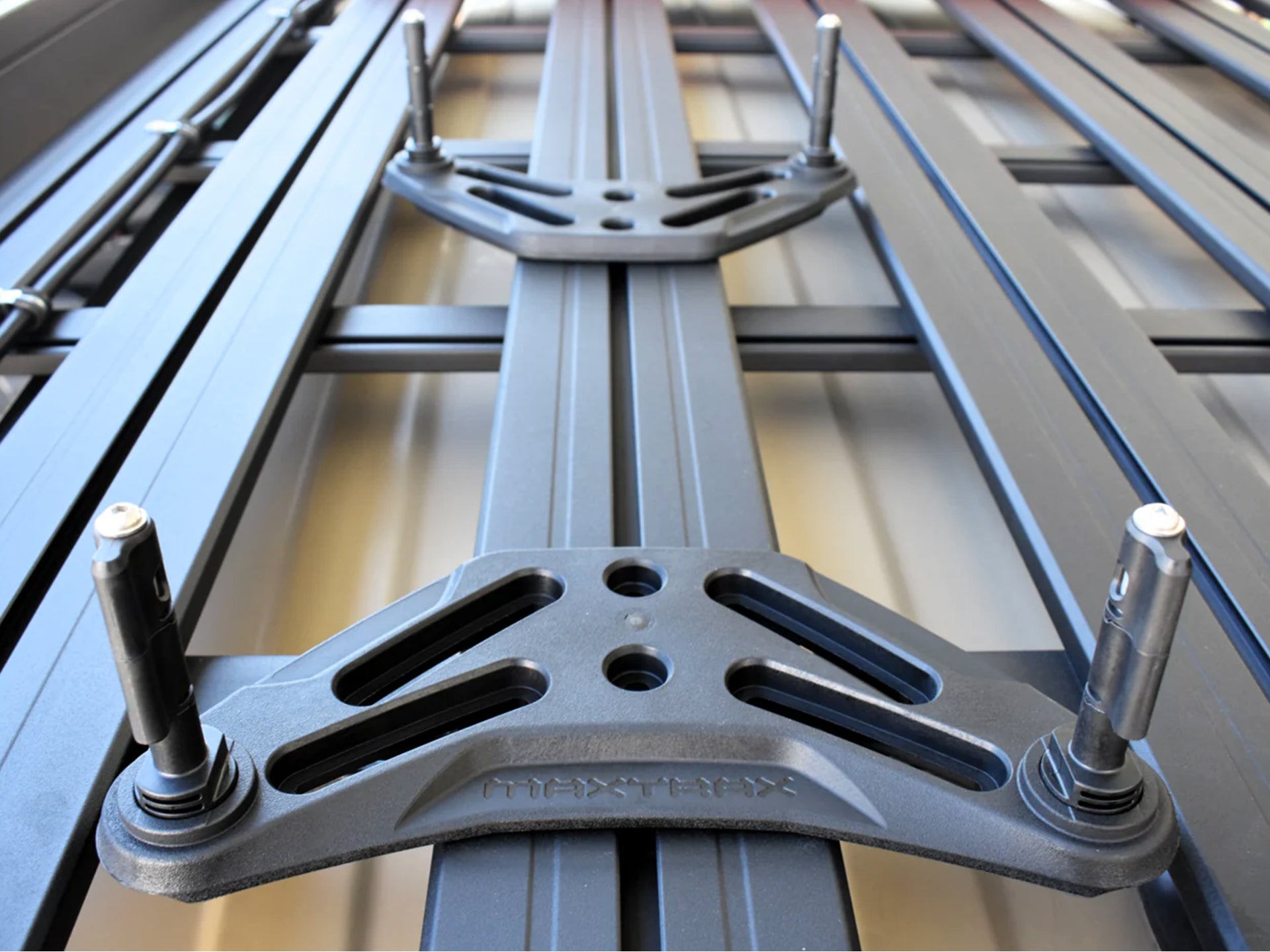 Supports de galerie Maxtrax pour plaques à sable MKII, accessoires robustes pour équipements tout-terrain, en plastique durable.