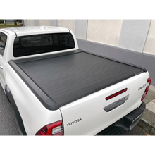 Couvre benne manuel Mountain Top EVOm pour Toyota Hilux Revo 2016+ double cab, protection robuste pour la benne.