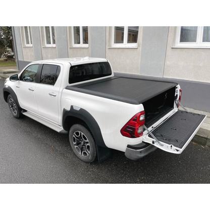 Couvre benne manuel Mountain Top EVOm pour Toyota Hilux Revo 2016+ Double Cab, en tissu robuste, installation facile.