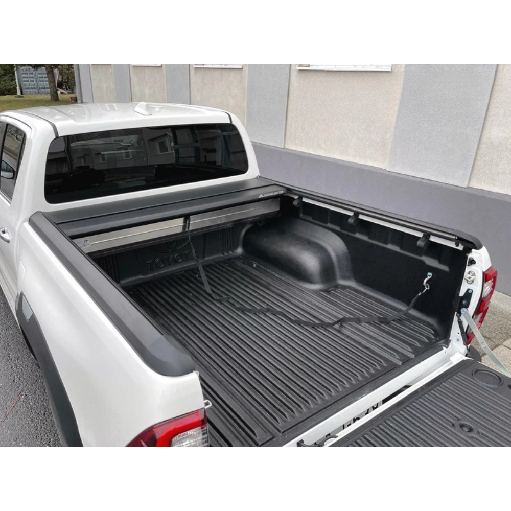 Couvre benne manuel Mountain Top EVOm pour Toyota Hilux Revo 2016+ double cab, en tissu robuste, fixé sur la benne.