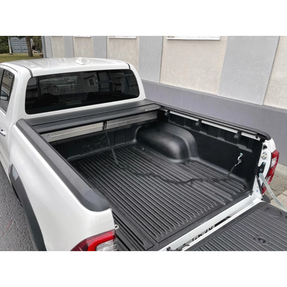 Couvre benne manuel Mountain Top EVOm pour Toyota Hilux Revo 2016+ double cab, en tissu robuste, fixé sur la benne.