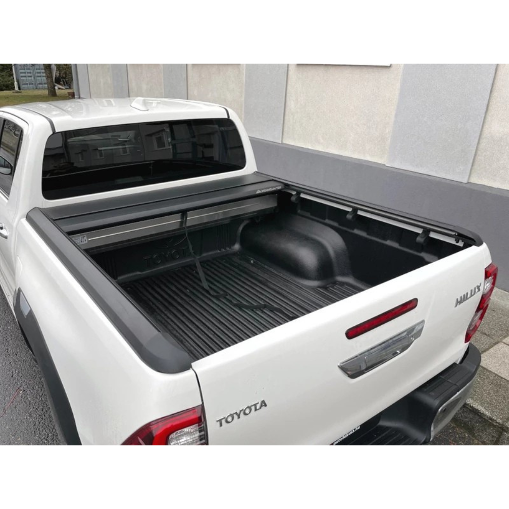 Couvre benne manuel Mountain Top EVOm pour Toyota Hilux Revo 2016+ Double Cab, protection robuste pour la benne.