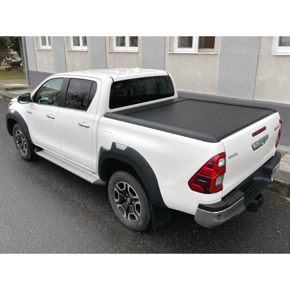 Couvre benne manuel Mountain Top EVOm pour Toyota Hilux Revo 2016+ double cab, en tissu robuste, fixé sur la benne.