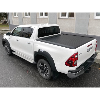 Couvre benne manuel Mountain Top EVOm pour Toyota Hilux Revo 2016+ double cab, en tissu robuste, fixé sur la benne.