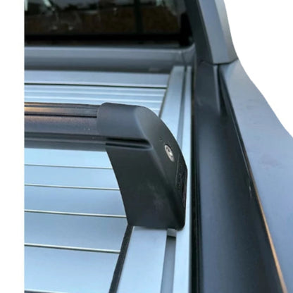Kit de 2 barres de toit MountainTop pour Ford Ranger et VW Amarok 2023+, fixation pour rideau d'origine, robuste et pratique.
