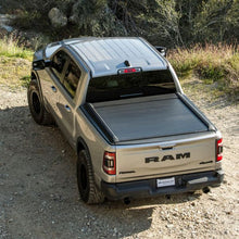 Rideau de benne manuel Mountain Top EVOm pour Dodge RAM 1500 2019+ avec couvre-benne robuste, installation facile, en image.