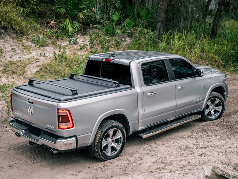 Rideau de benne manuel Mountain Top EVOm pour Dodge RAM 1500 2019+, couvre-benne robuste en image.