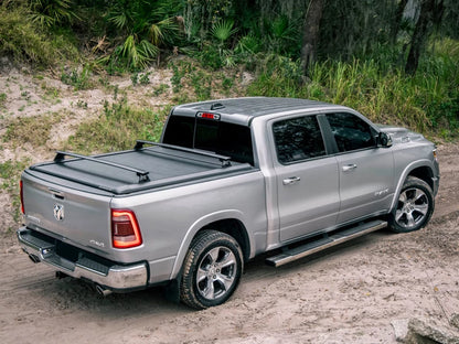 Rideau de benne manuel Mountain Top EVOm pour Dodge RAM 1500 2019+, couvre-benne robuste en image.