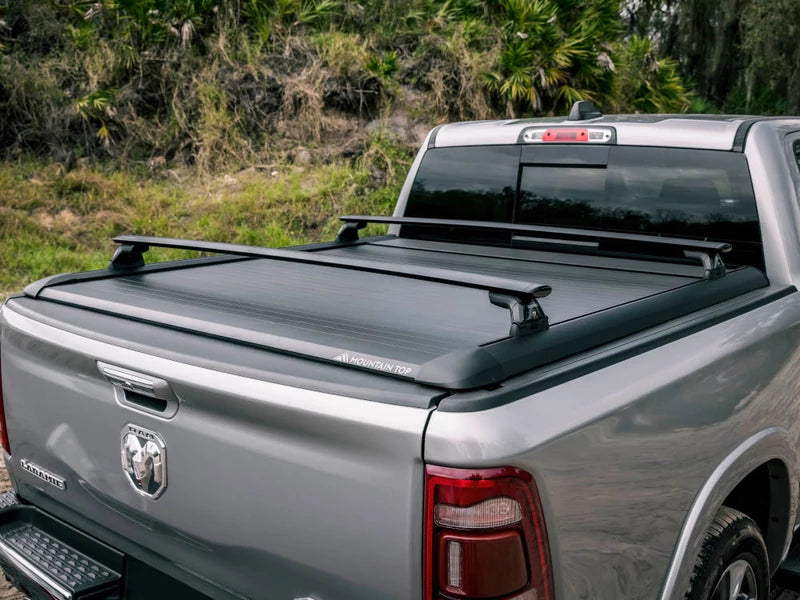 Rideau de benne manuel Mountain Top EVOm pour Dodge RAM 1500 2019+ 5.5 pouces, couvre benne robuste et pratique.