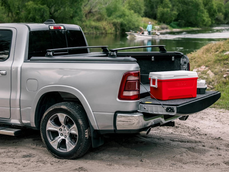 Rideau de benne manuel Mountain Top EVOm pour Dodge RAM 1500 2019+ 5.5", couvre benne robuste, installation facile, adapté au modèle.