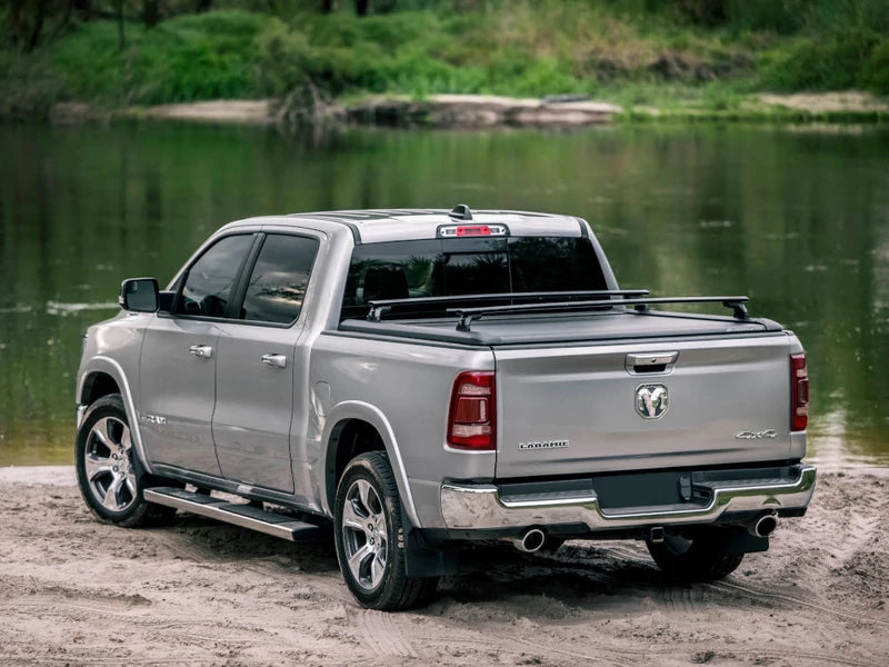 Couvre benne manuel Mountain Top EVOm pour Dodge RAM 1500 2019+ 5,5", en tissu résistant, installé sur la benne du camion.