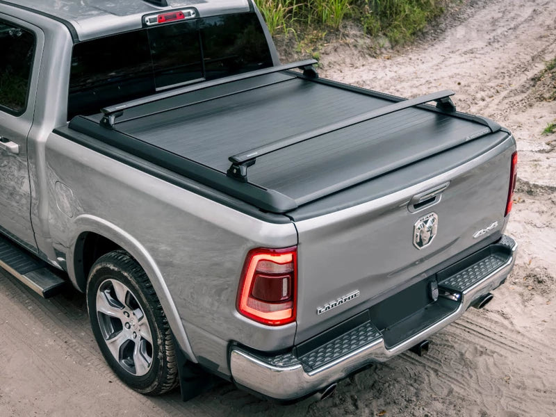 Couvre benne manuel Mountain Top EVOm pour Dodge RAM 1500 2019+ 5.5 pouces, en métal robuste, installé sur la benne du camion.