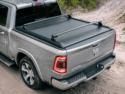Couvre benne manuel Mountain Top EVOm pour Dodge RAM 1500 2019+ 5.5 pouces, en métal robuste, installé sur la benne du camion.