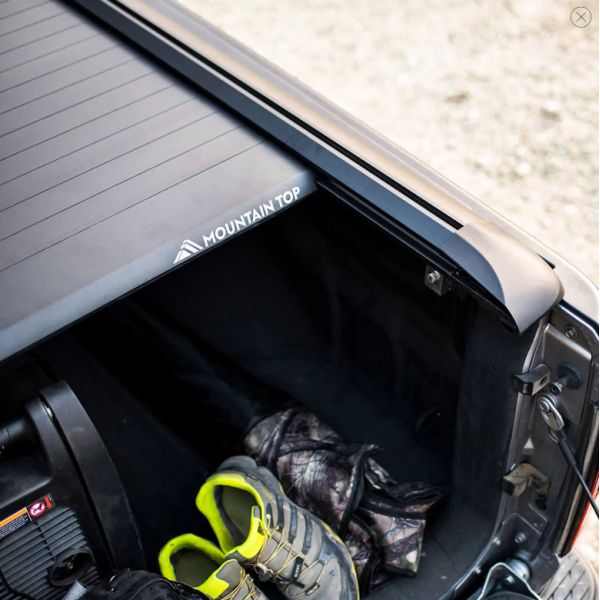 Couvre benne manuel Mountain Top EVOm pour Dodge RAM 1500 2019+ 5.5 pouces, en position sur la benne, aspect robuste et pratique.