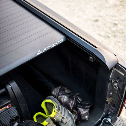 Couvre benne manuel Mountain Top EVOm pour Dodge RAM 1500 2019+ 5.5 pouces, en position sur la benne, aspect robuste et pratique.
