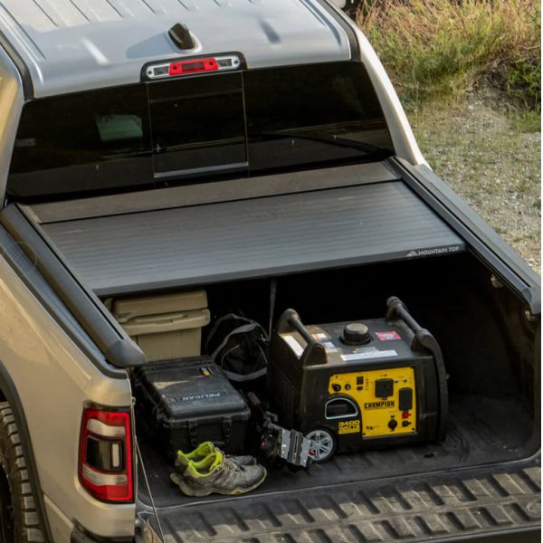 Couvre benne manuel Mountain Top EVOm pour Dodge RAM 1500 5.5" 2019+, en position sur la benne du camion.