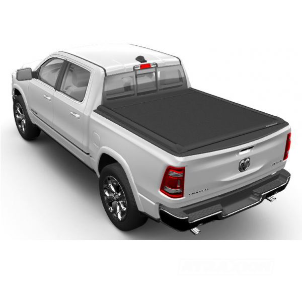Couvre benne manuel Mountain Top EVOm pour Dodge RAM 1500 2019+ 5.5 pouces, en position fermée, vue de côté.