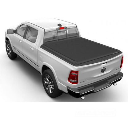 Couvre benne manuel Mountain Top EVOm pour Dodge RAM 1500 2019+ 5.5 pouces, en position fermée, vue de côté.