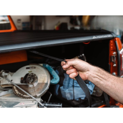 Rideau de benne manuel Mountain Top EVOm pour Dodge RAM 1500 2019+ 5,5" – couvre benne robuste et facile à manipuler.