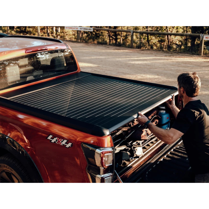 Rideau de benne manuel Mountain Top EVOm pour Ford Ranger/Raptor 2011-2022, couvre benne robuste et facile à manipuler.
