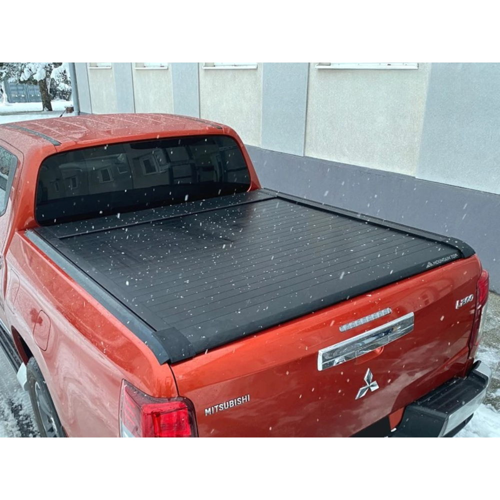 Rideau de benne manuel Mountain Top EVOm pour Mitsubishi L200 2019+ double cabine, couvre benne robuste et pratique.