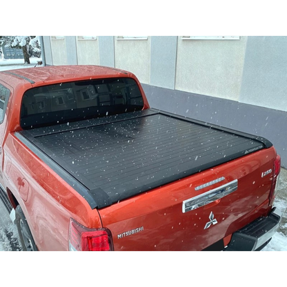 Rideau de benne manuel Mountain Top EVOm pour Mitsubishi L200 2019+ double cabine, couvre benne robuste et pratique.