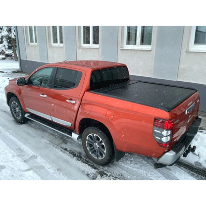 Rideau de benne manuel Mountain Top EVOm pour Mitsubishi L200 2019+ Double Cab, couvre-benne robuste, installation simple.