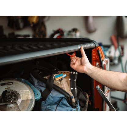 Rideau de benne manuel Mountain Top EVOm pour Mitsubishi L200 2019+ Double Cab, couvre-benne robuste et pratique.