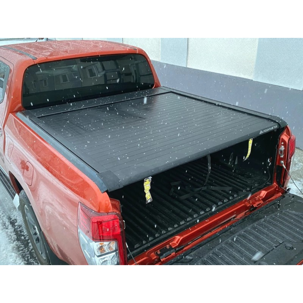 Rideau de benne manuel Mountain Top EVOm pour Mitsubishi L200 2019+ double cab, couvre benne robuste et pratique.
