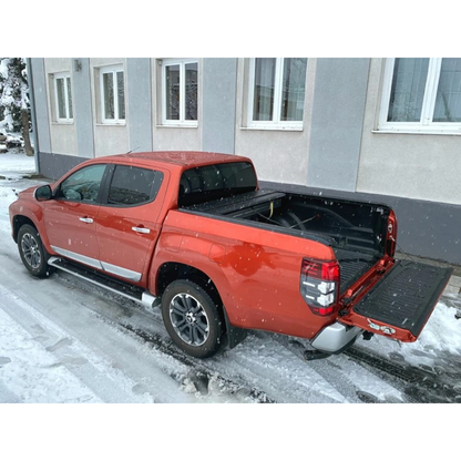 Rideau de benne manuel Mountain Top EVOm pour Mitsubishi L200 2019+ Double Cab, couvre-benne robuste et pratique.