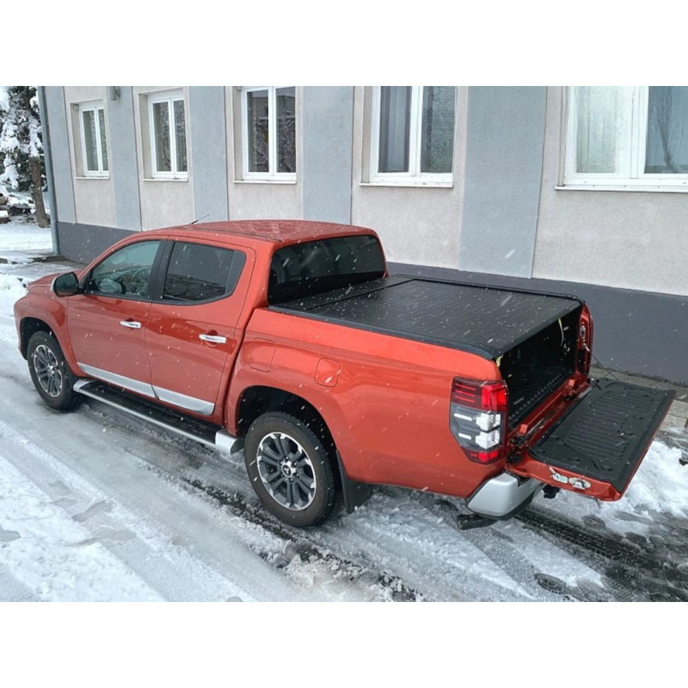 Rideau de benne manuel Mountain Top EVOm pour Mitsubishi L200 2019+ Double Cab, couvre-benne robuste et facile à manipuler.