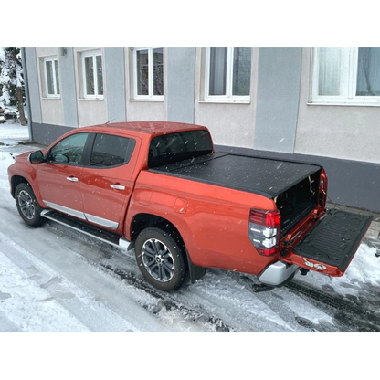 Rideau de benne manuel Mountain Top EVOm pour Mitsubishi L200 2019+ Double Cab, couvre-benne robuste et facile à manipuler.