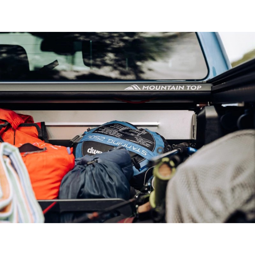 Rideau de benne manuel Mountain Top EVOm pour Mitsubishi L200 2019+ Double Cab, couvre-benne robuste et pratique.