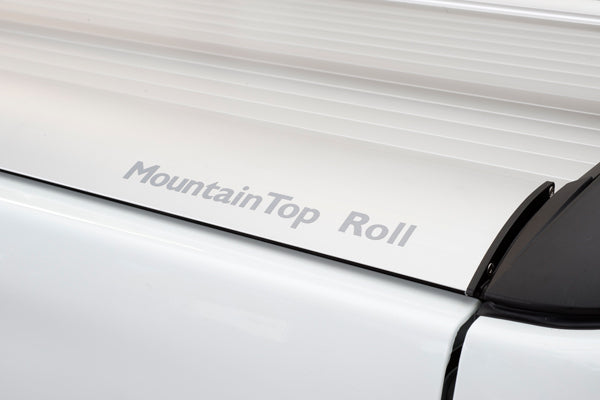 Couvre benne MountainTop pour Isuzu D-Max Double Cab 2012-2020, rideau de benne robuste et noir, installé sur le camion.