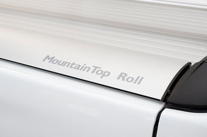 Couvre benne MountainTop pour Isuzu D-Max Double Cab 2012-2020, rideau de benne robuste et noir, installé sur le camion.